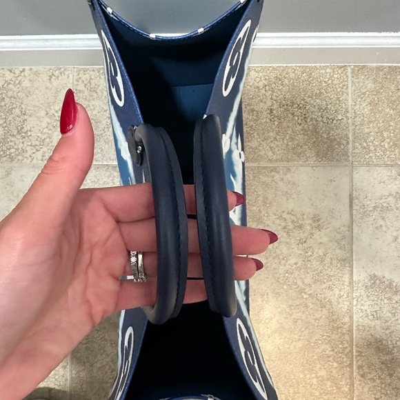 Louis Vuitton OntheGo Tote. Size GM. Purchased Aug 2020. Excellent condition. - Picture 4 of 6